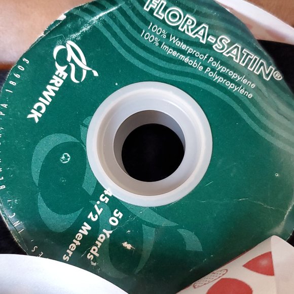 Flora-Satin Valentine Hearts Polypropylene Ribbon 31 Yards x 1 7/16" - Picture 4 of 5